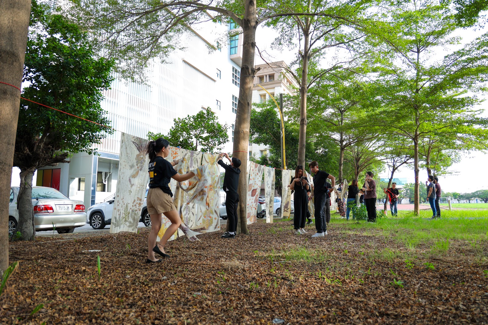 植物移印染布作品在綠意中展示